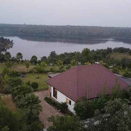 Stayvista'S Lakeside Whispers - Lake & Mountain-View Villa With Lawn & Indoor-Outdoor Games Nagpur Exterior foto